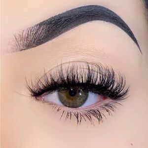 Voluminous Black False Eyelashes